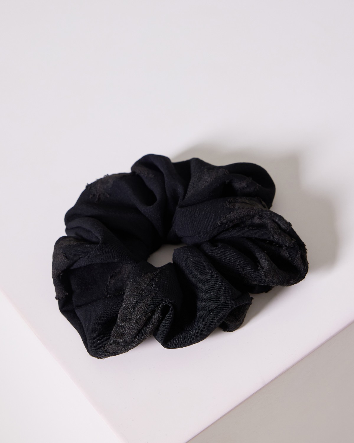 Scrunchie Με Ανάγλυφο Ύφασμα Μαύρο